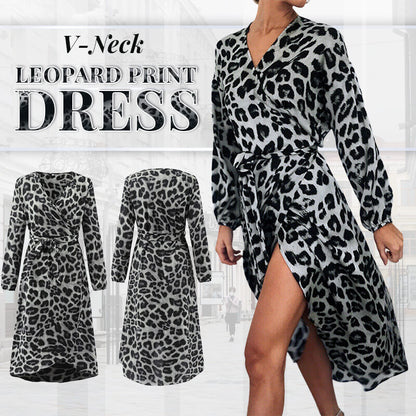 Kjole med V-hals i leopardmønster
